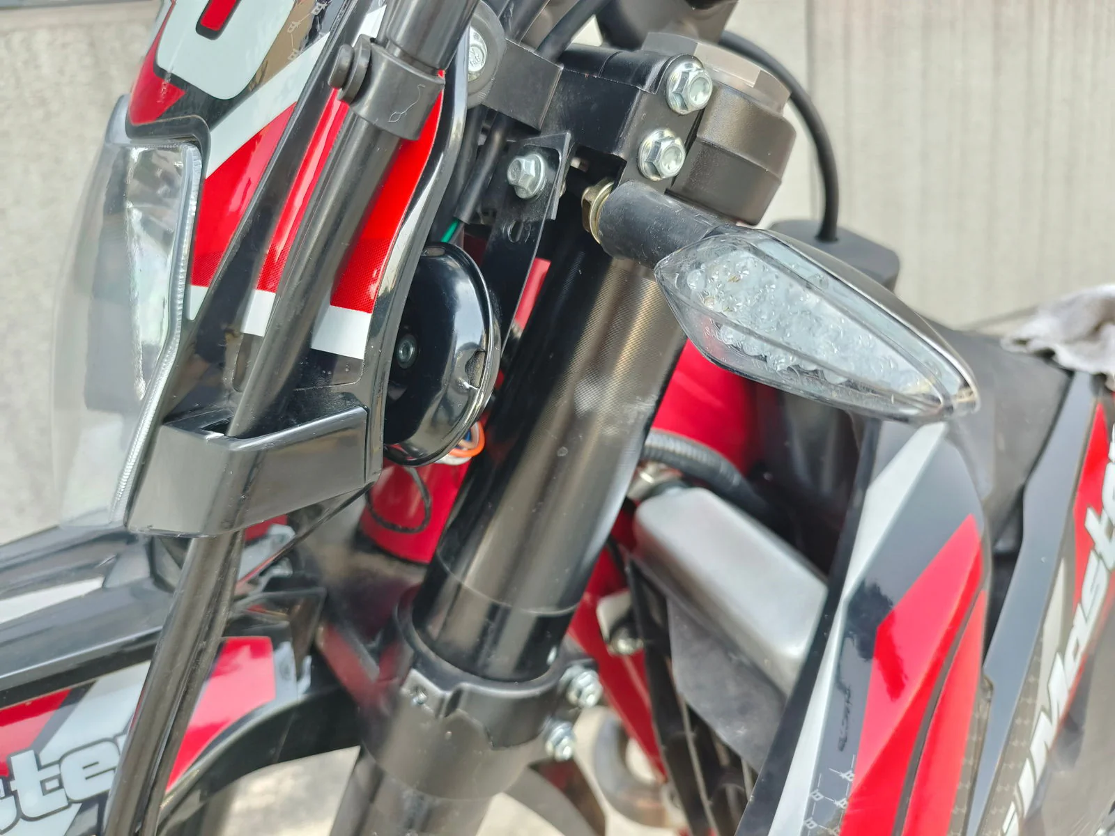 TrailMaster TM38EX 300 Dirtbike 31hp, 6-Speed Manual, Liquid Cooled, Fuel Injected - Image 9
